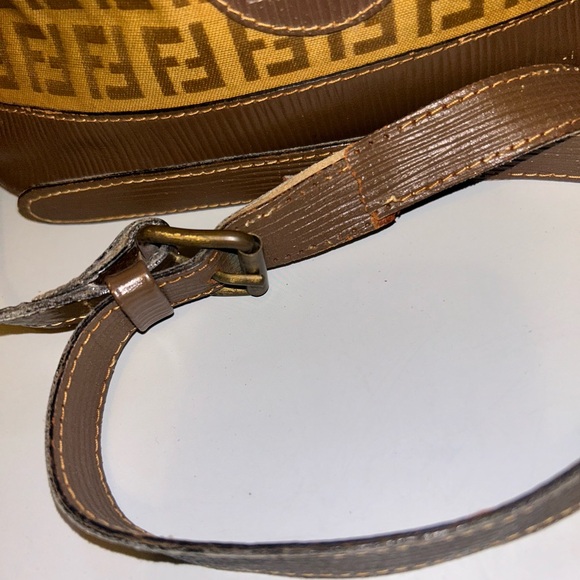 Pre loved vintage Fendi  crossbody bag - Picture 4 of 14